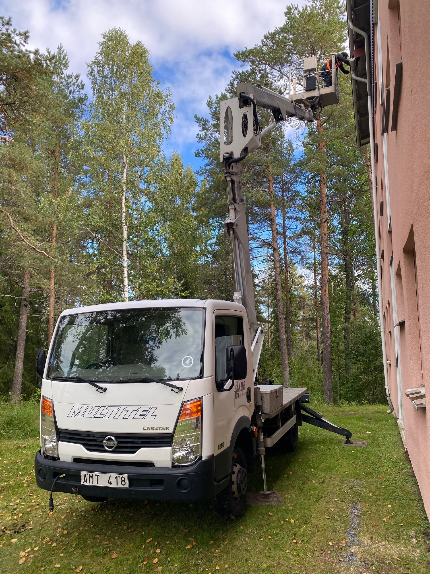 SKAPA:s skylift vid arbete på fasad och tak