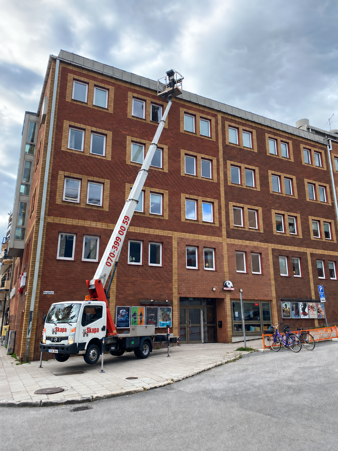 SKAPA:s stora skylift med logga och telefonnummer